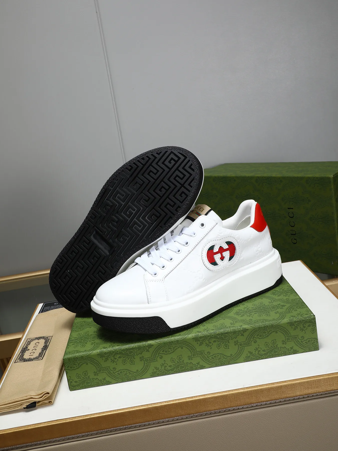 Men's shoes 💰480 New men's shoes GUCCI Fashion trend Made of first-layer calfskin ➕ washed sheep lining! The foot feels super comfortable and the workmanship is impeccable. Foam ultra-light outsole, size: 38-44 (45 customized) 4 colors to choose from!